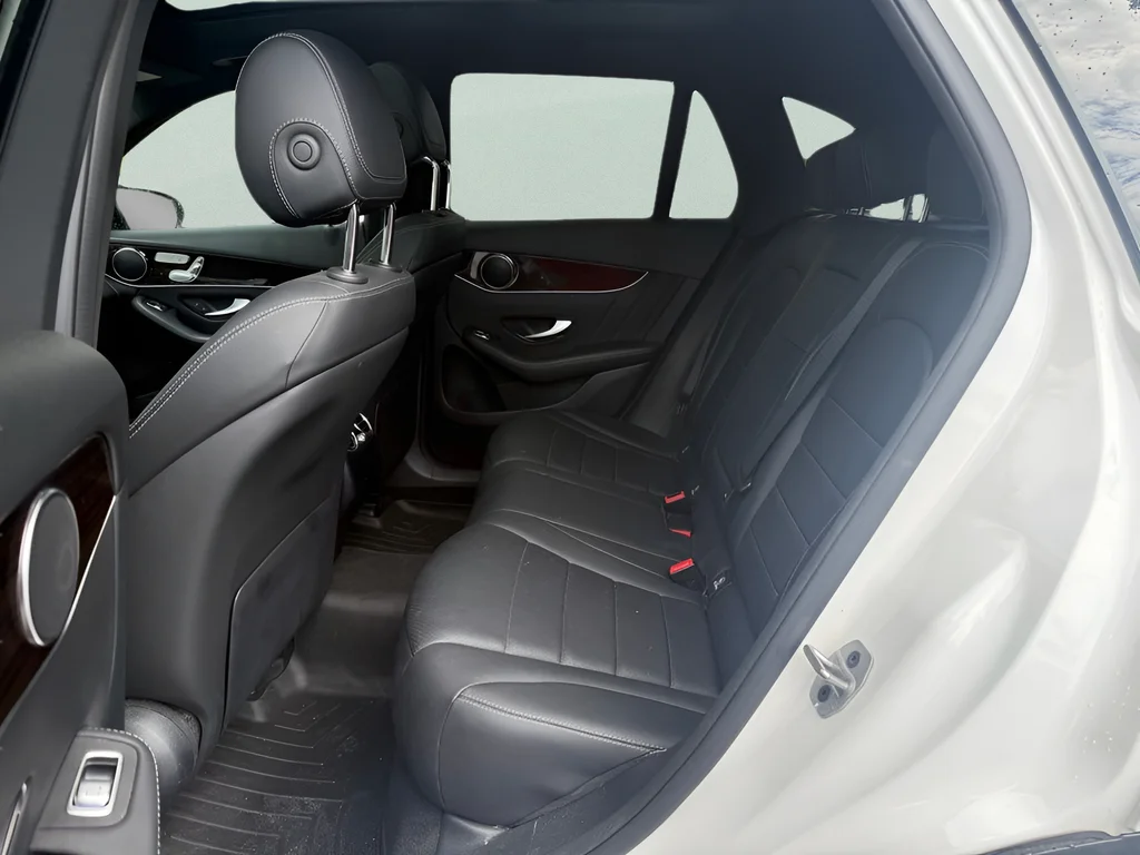 Used 2022  Mercedes-Benz GLC 300 image 10