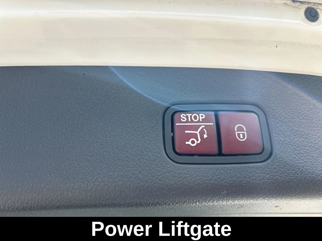 Used 2025  Mercedes-Benz GLC 300 image 26