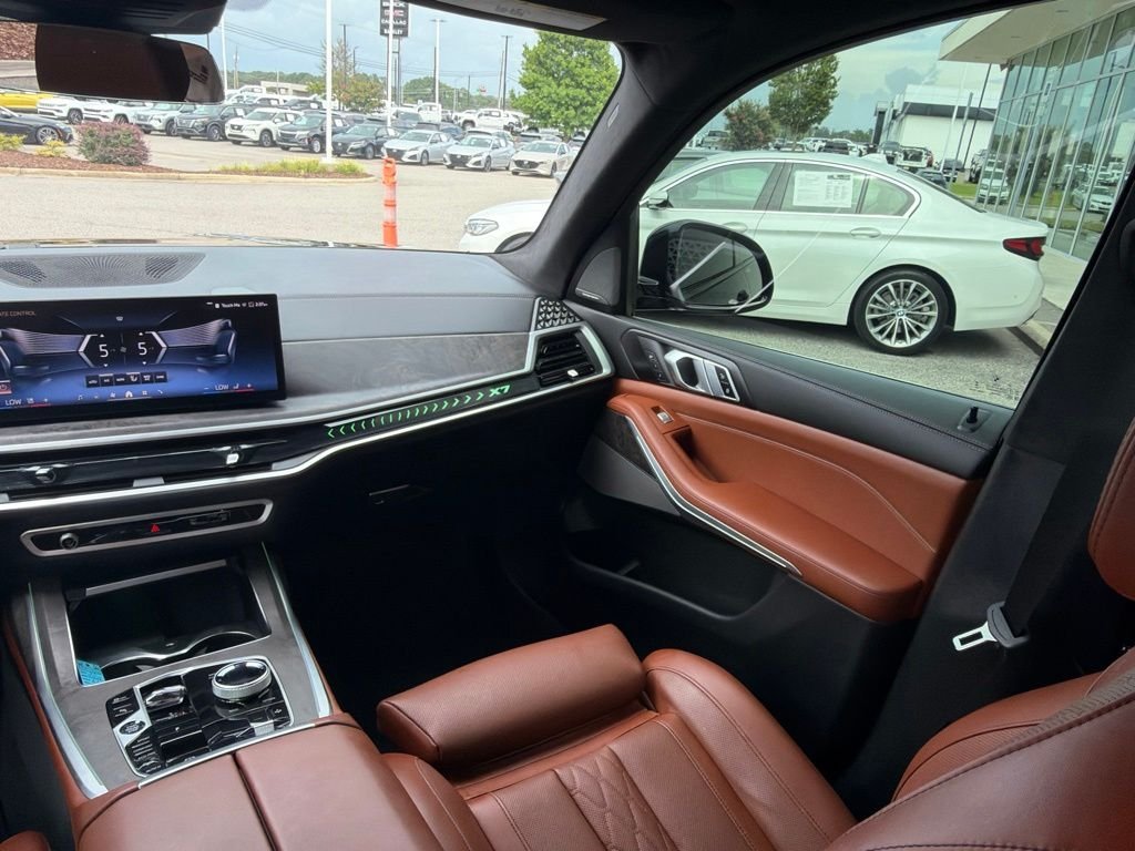 Used 2025 Black Sapphire Metallic BMW xDrive40i image 28