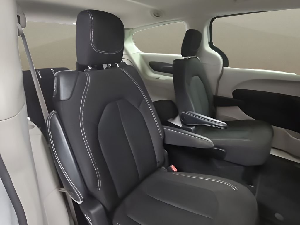 Used 2022 White Chrysler LX image 20