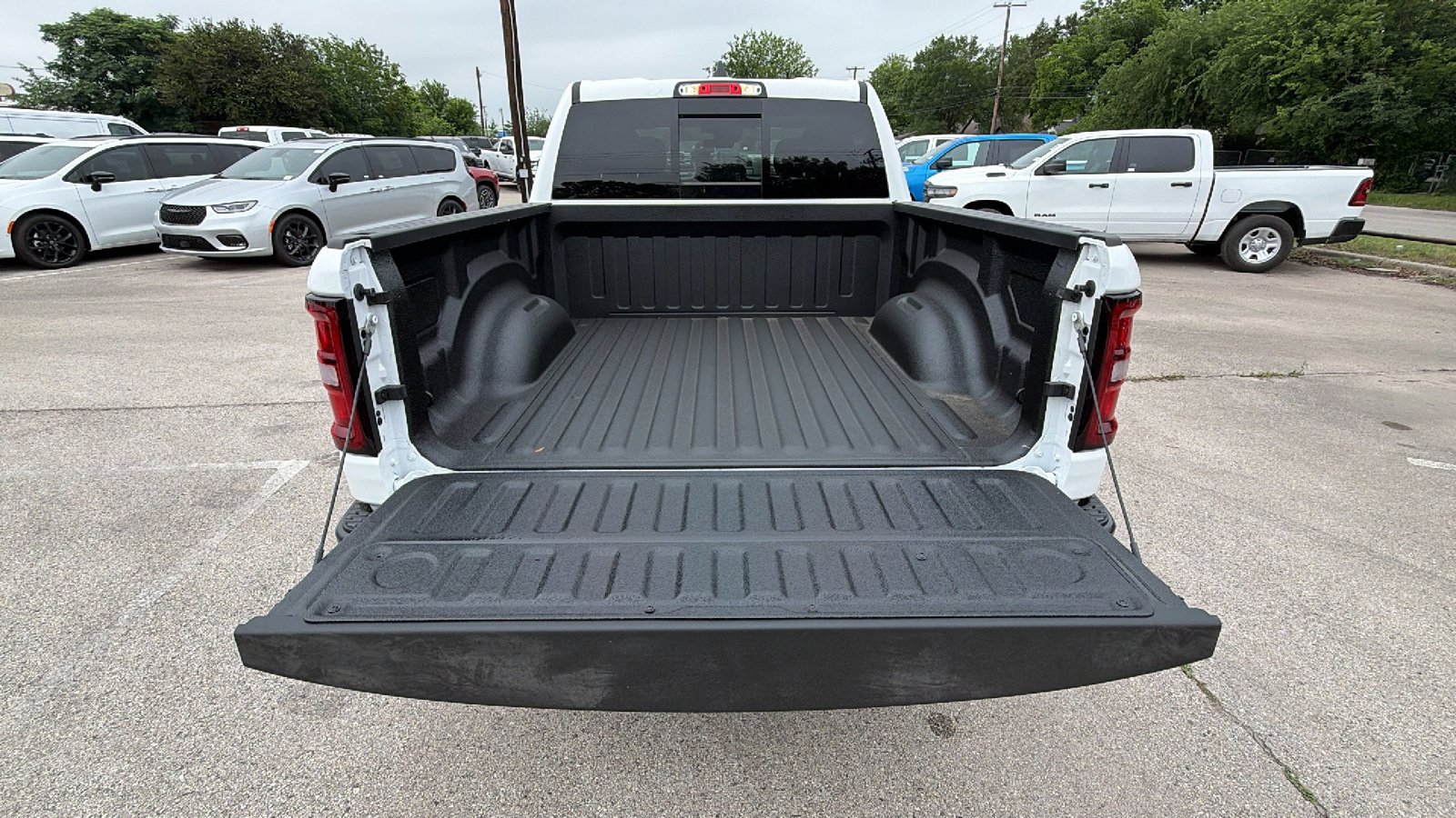 New 2026 Bright White Clear-Coat Exterior Paint RAM Tradesman image 24