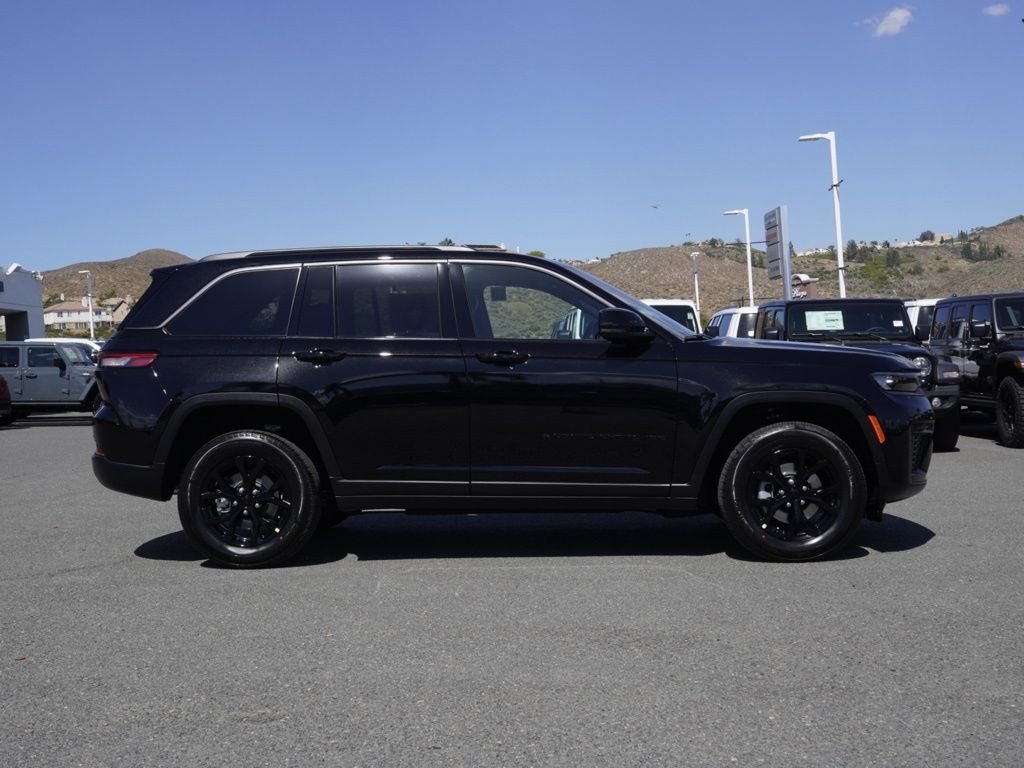 New 2026 Diamond Black Crystal Pearl-Coat Exterior Paint Jeep Laredo Altitude image 2