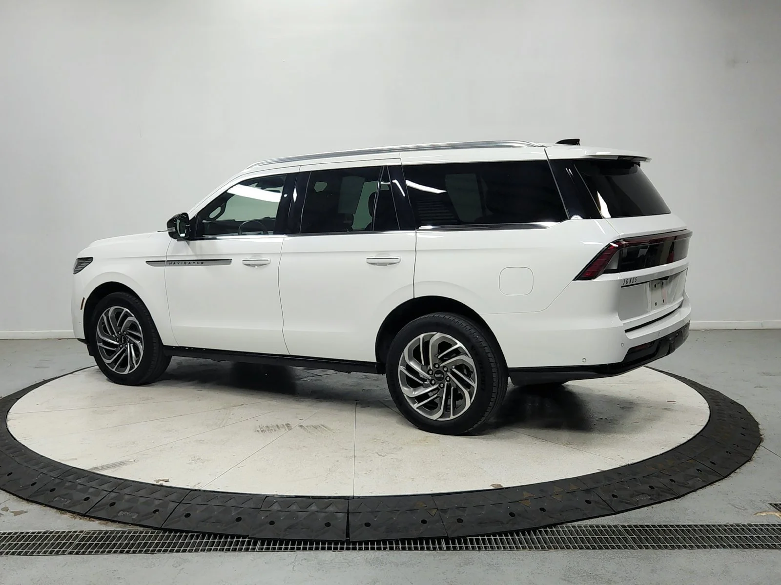 Used 2025 White Lincoln Reserve image 6