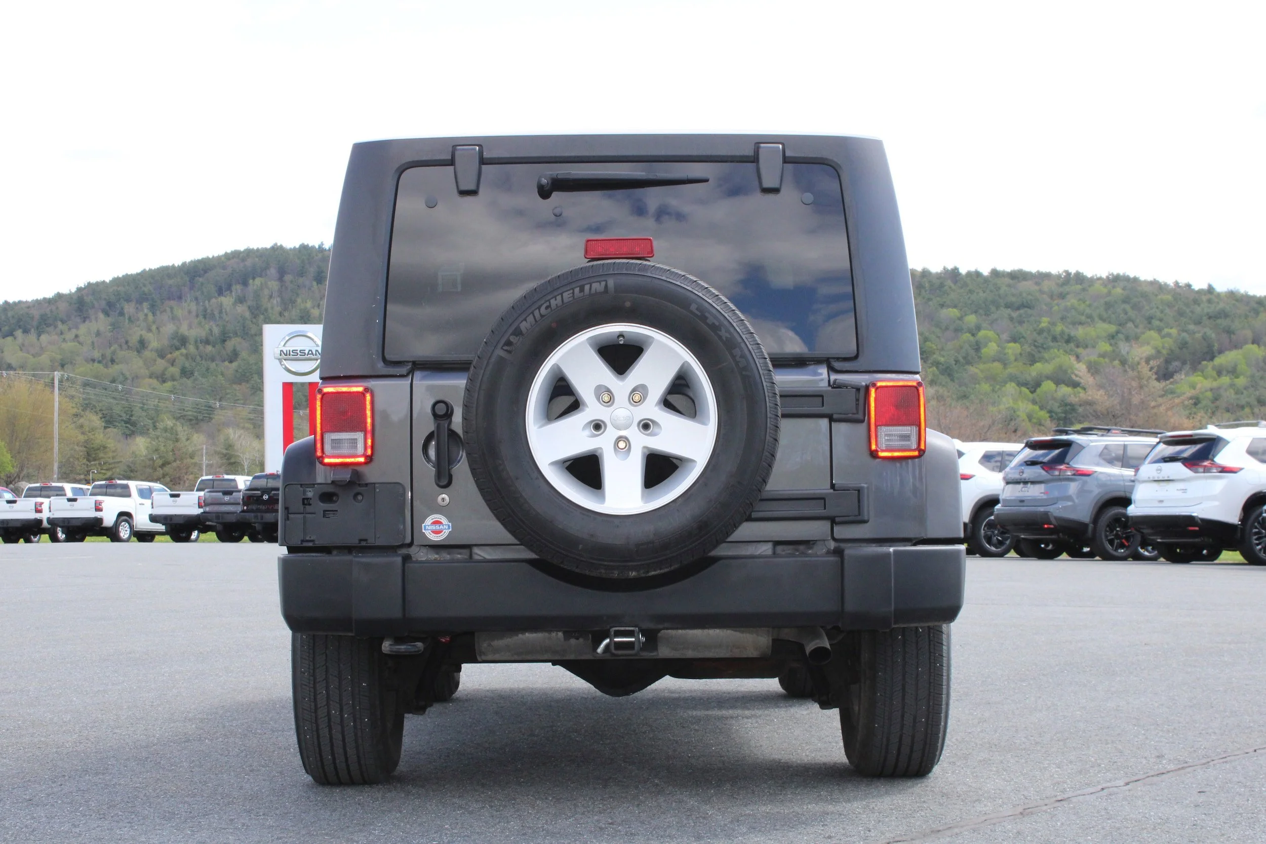 Used 2017 Granite Crystal Metallic Clearcoat Jeep Sport image 9