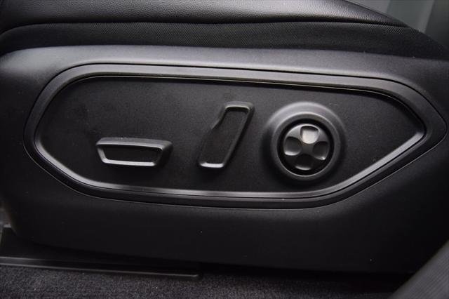 New 2026 Diamond Black Crystal Pearlcoat Jeep Limited image 30