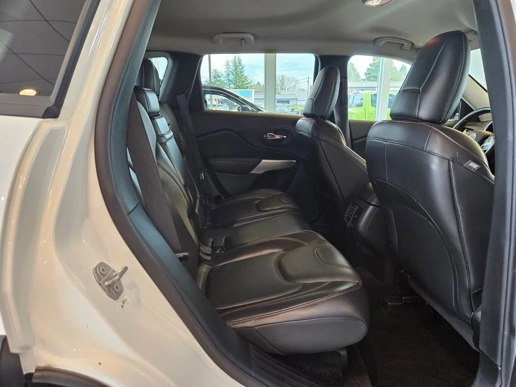 Used 2018 White Jeep Trailhawk image 32