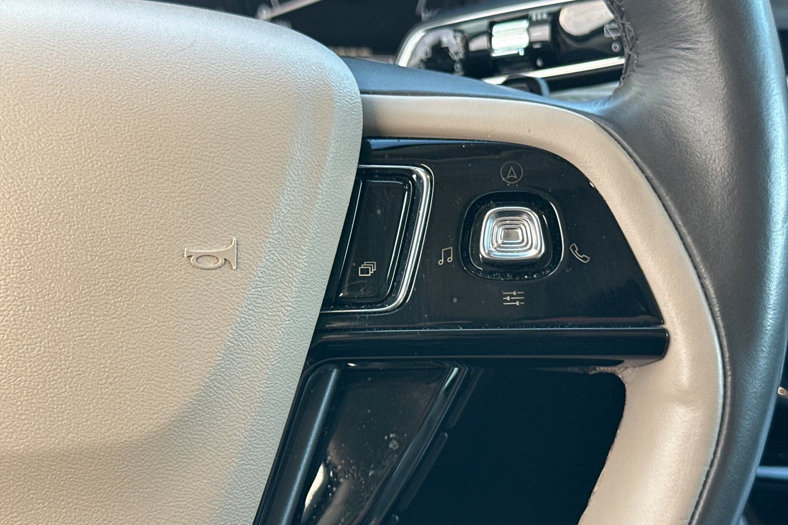Used 2022 White Lincoln Standard image 27