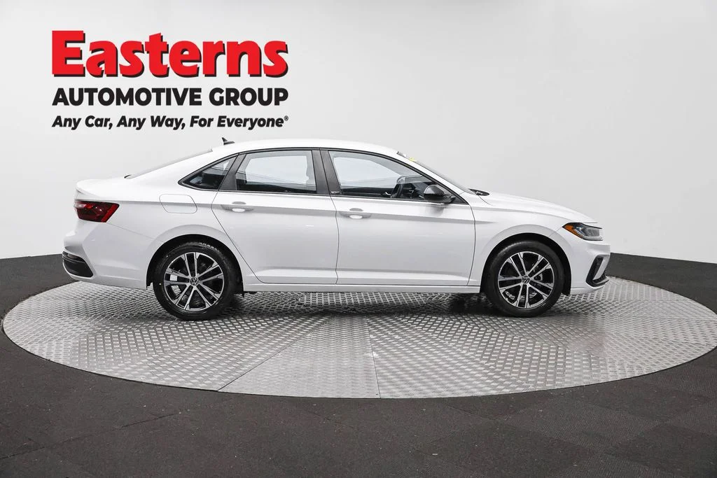 Used 2025 White Volkswagen 1.5T Sport image 4