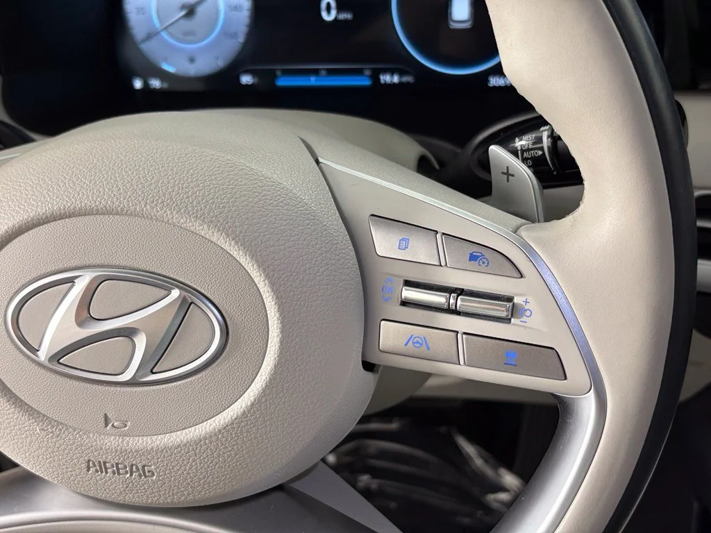 Used 2023 White Hyundai Calligraphy image 43
