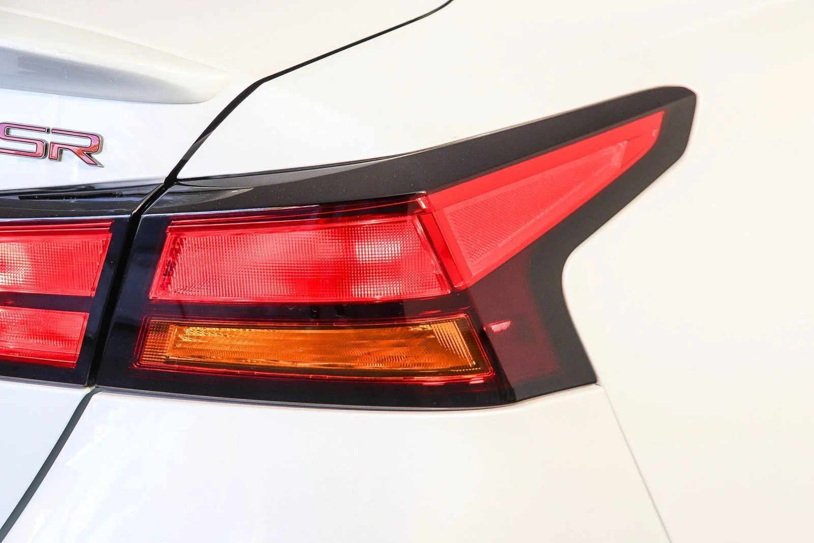 New 2026 Pearl White TriCoat / Super Black Two-tone Nissan SR image 9