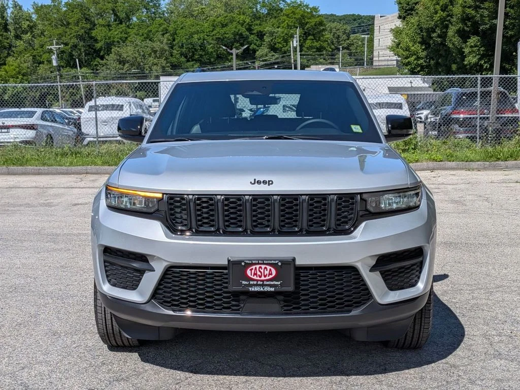 Used 2025 Silver Jeep Altitude X image 11
