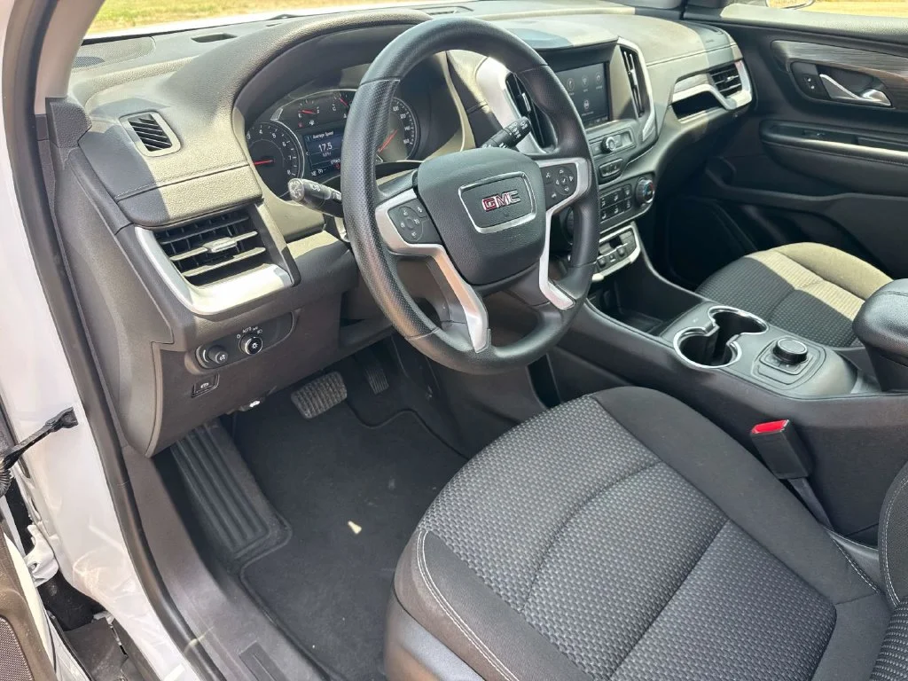Used 2024 White GMC SLE image 26