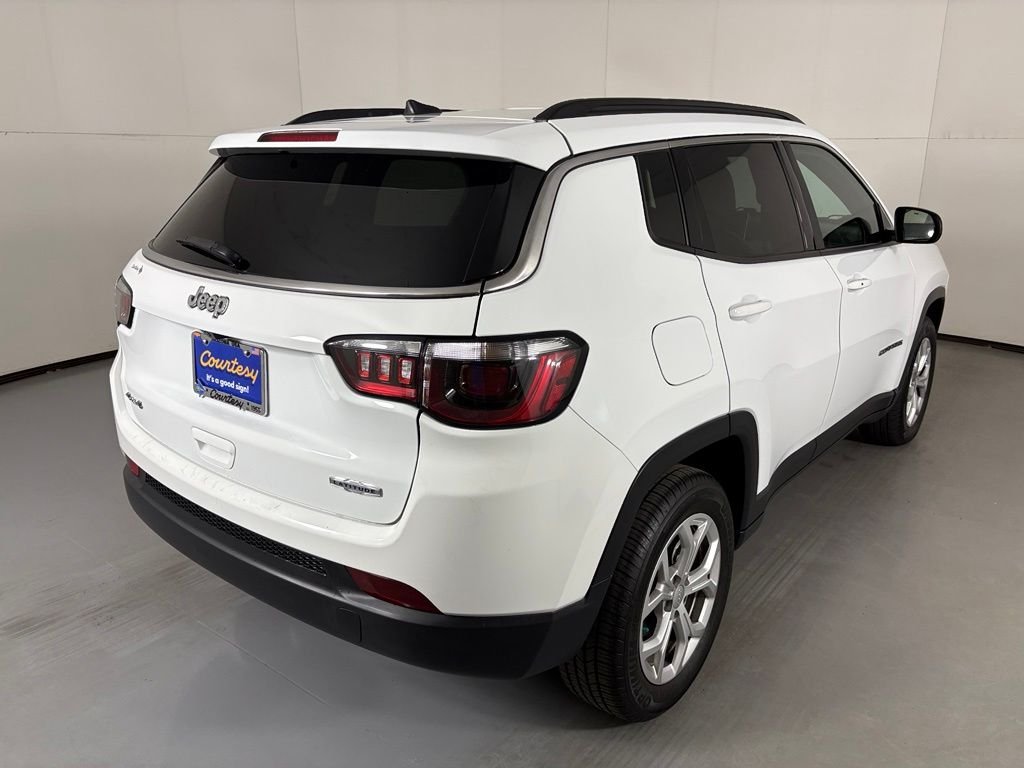 Used 2024 White Jeep Latitude image 8
