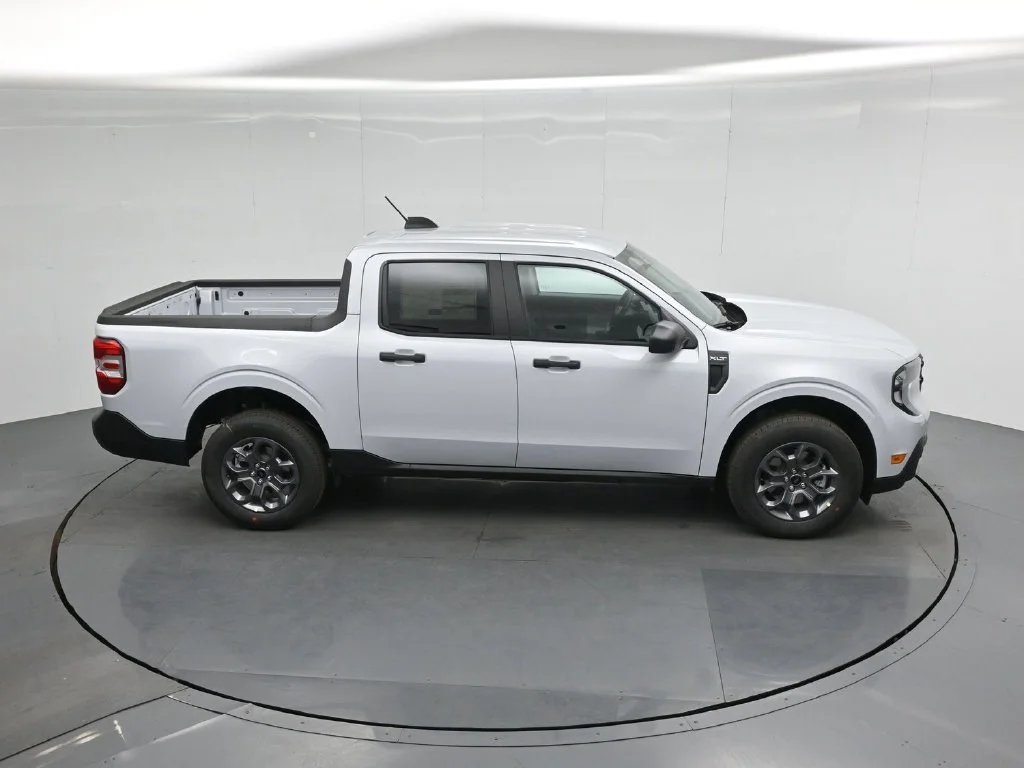 New 2026 Space White Metallic Ford XLT image 32