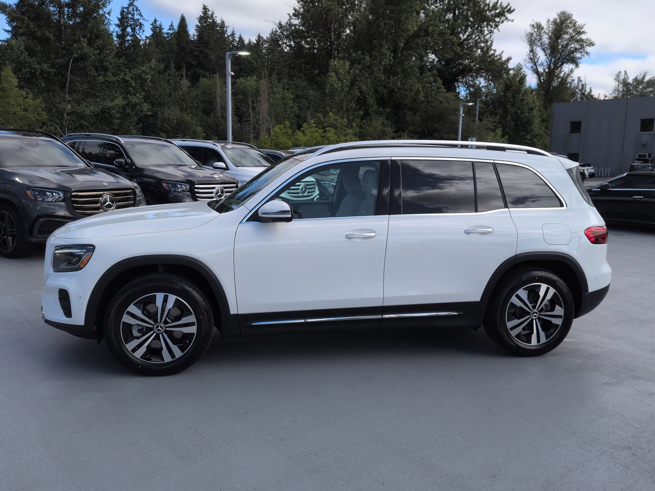 New 2026 Polar White Mercedes-Benz GLB 250 image 40
