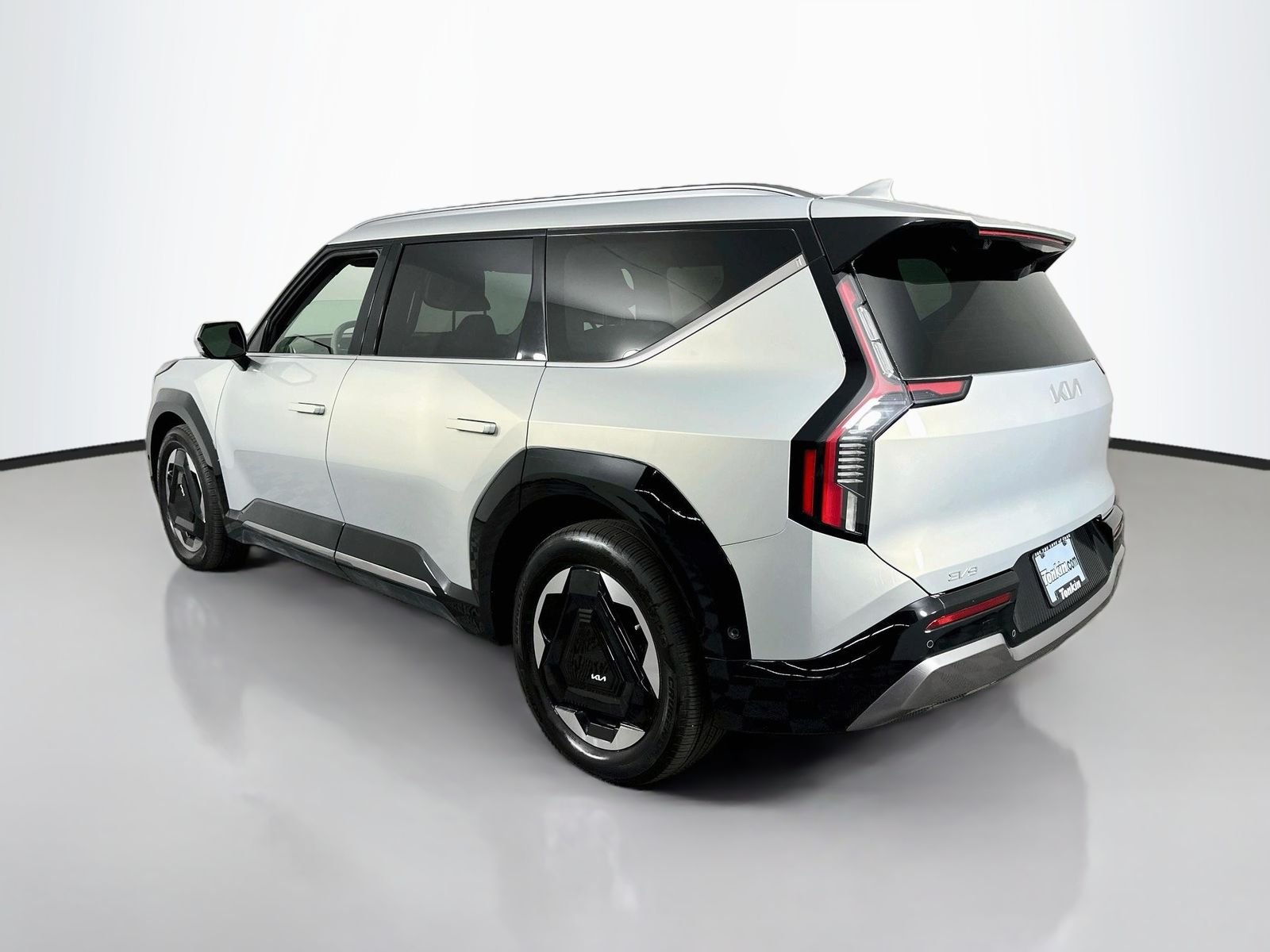 Used 2024 Ivory Silver Kia Land image 5