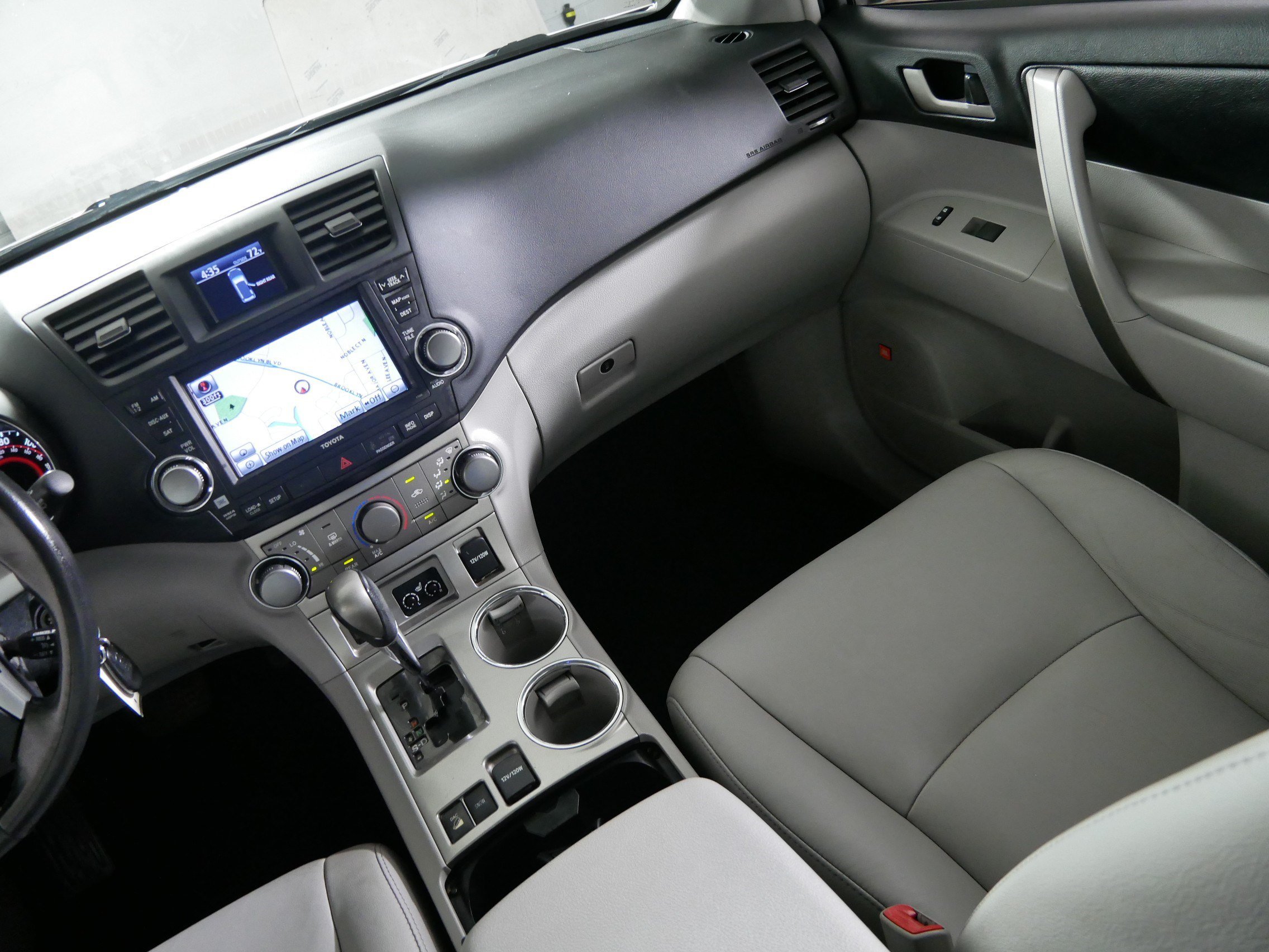 Used 2012 Blizzard Pearl Toyota SE image 11