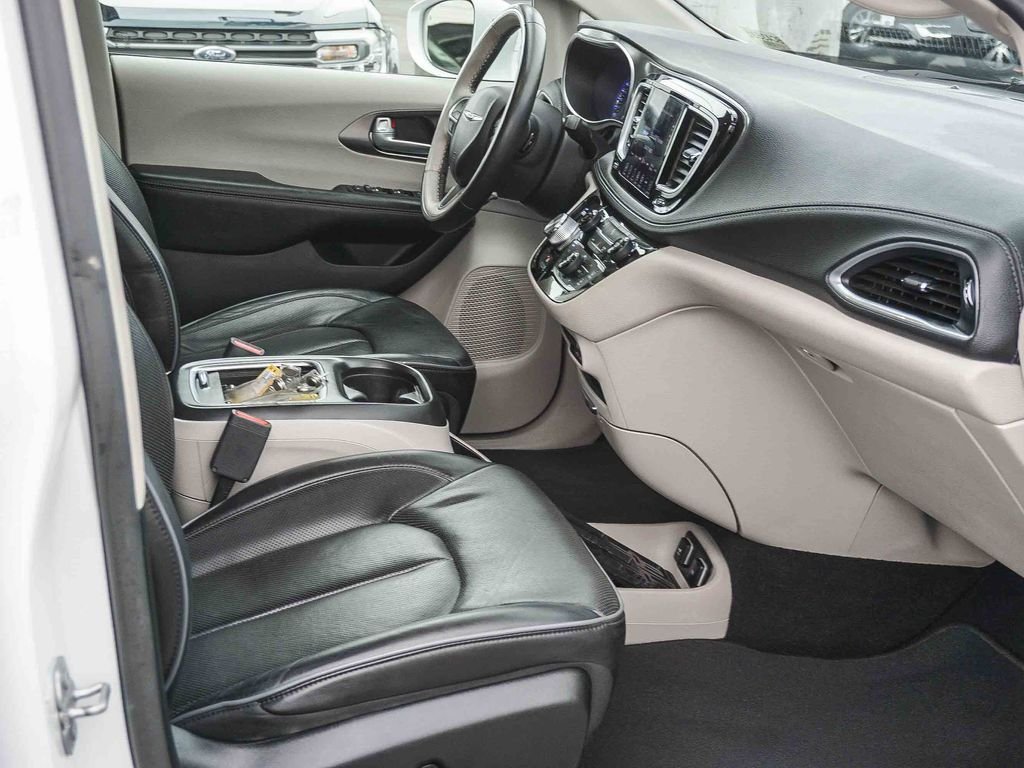 Used 2018 White Chrysler Limited image 13