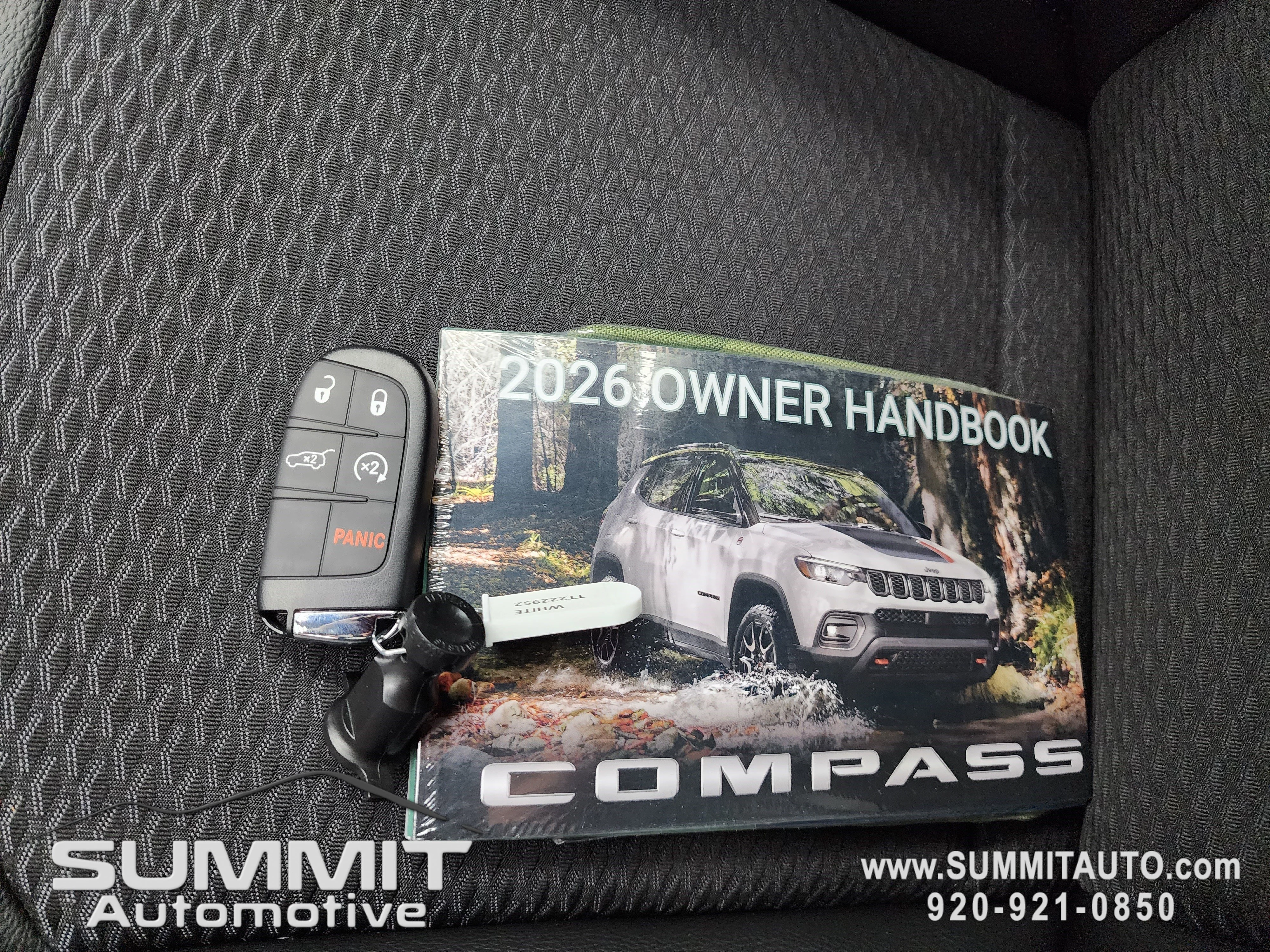 New 2026 Bright White Clearcoat Jeep Latitude image 48