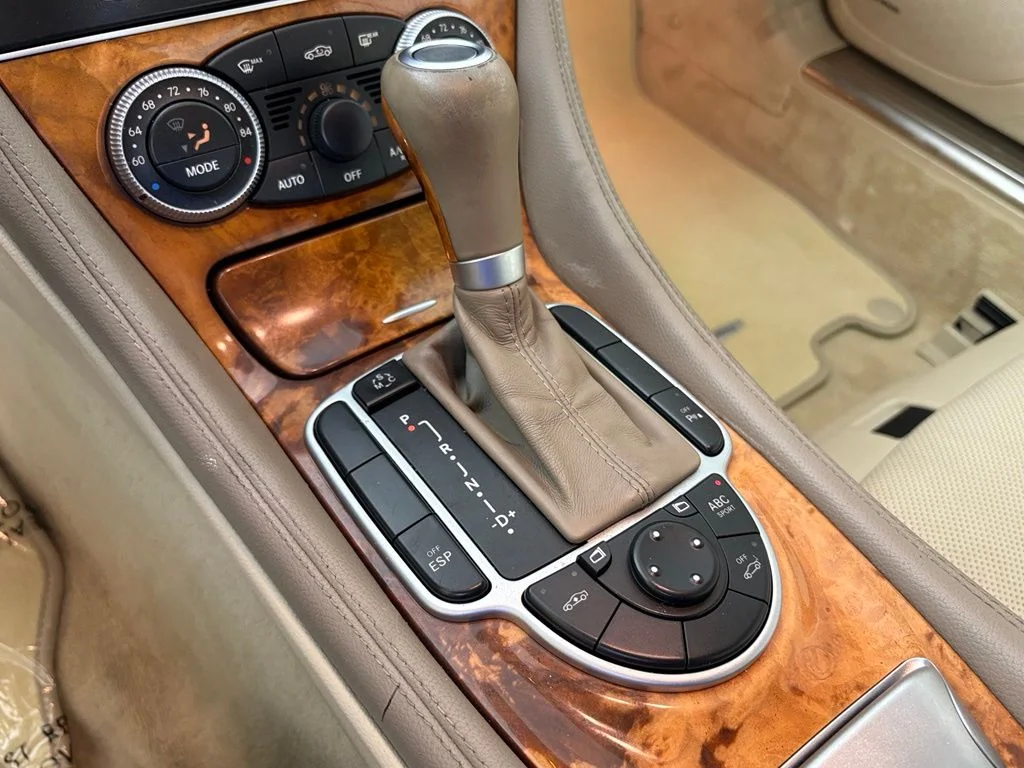 Used 2009 Diamond White Metallic Mercedes-Benz SL 550 image 22