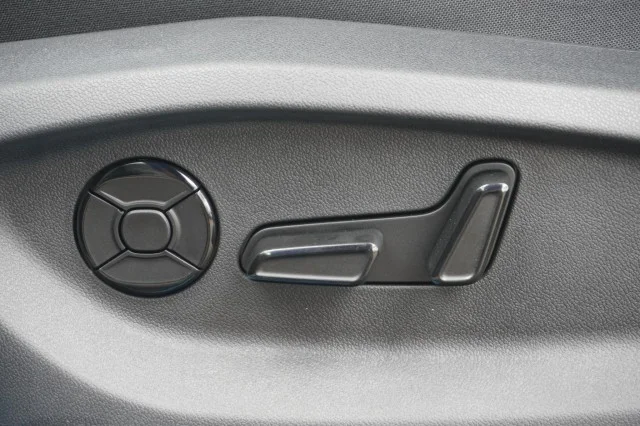 New 2026 Deep Black Pearl Volkswagen SE image 19