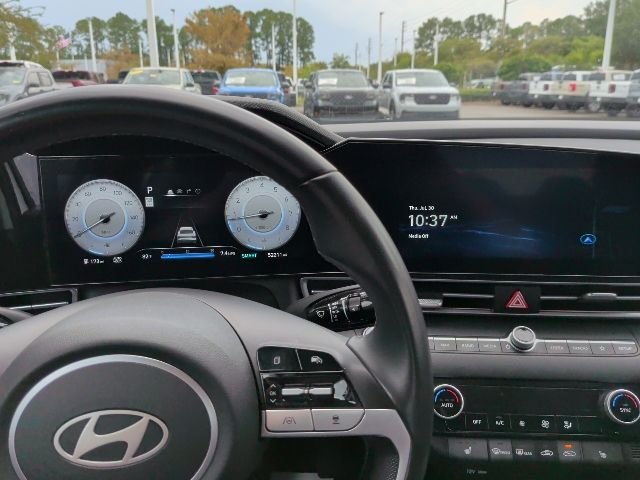 Used 2025 White Hyundai SEL Convenience image 19