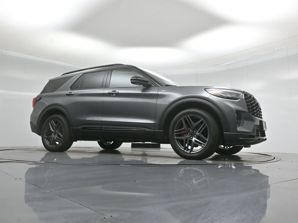New 2026 Carbonized Gray Metallic Ford ST-Line image 3