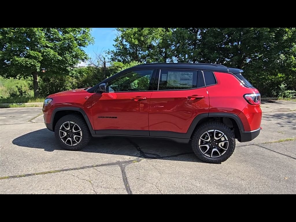 New 2026 Red Hot Pearl-Coat Exterior Paint Jeep Trailhawk image 5