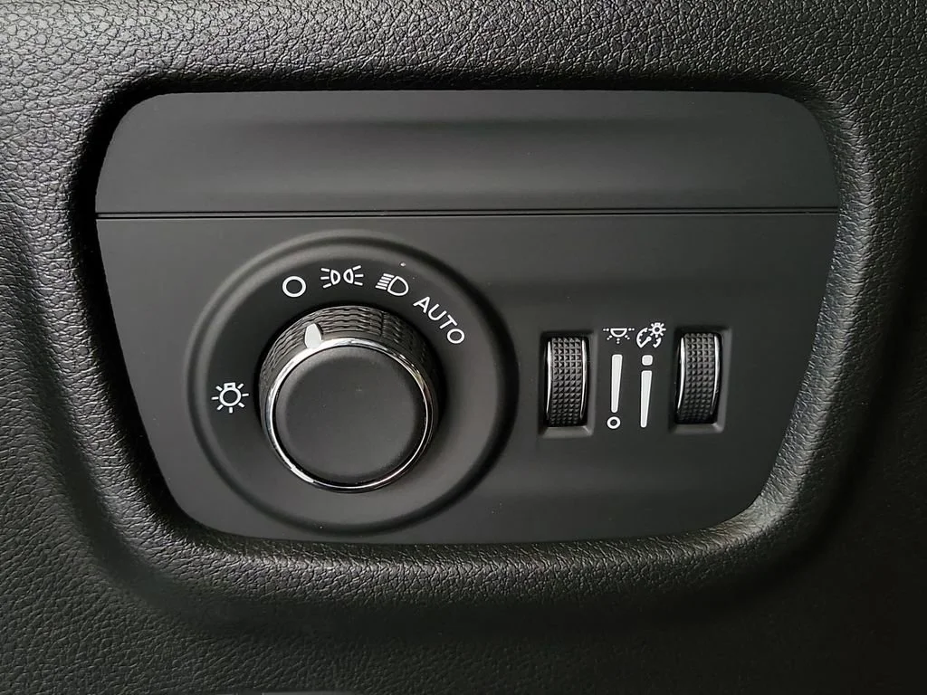 New 2026 Bright White Clear-Coat Exterior Paint Jeep Laredo Altitude image 21