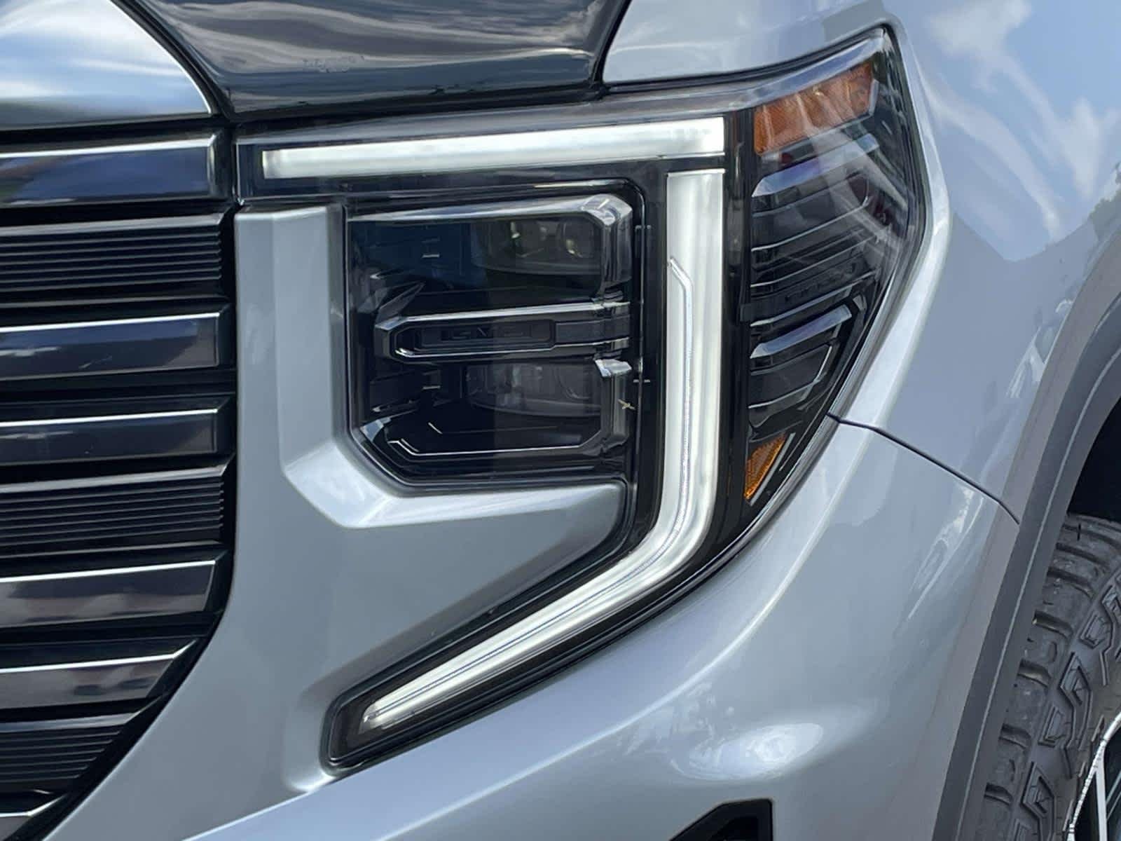 Used 2024 Sterling Metallic GMC AT4 image 10