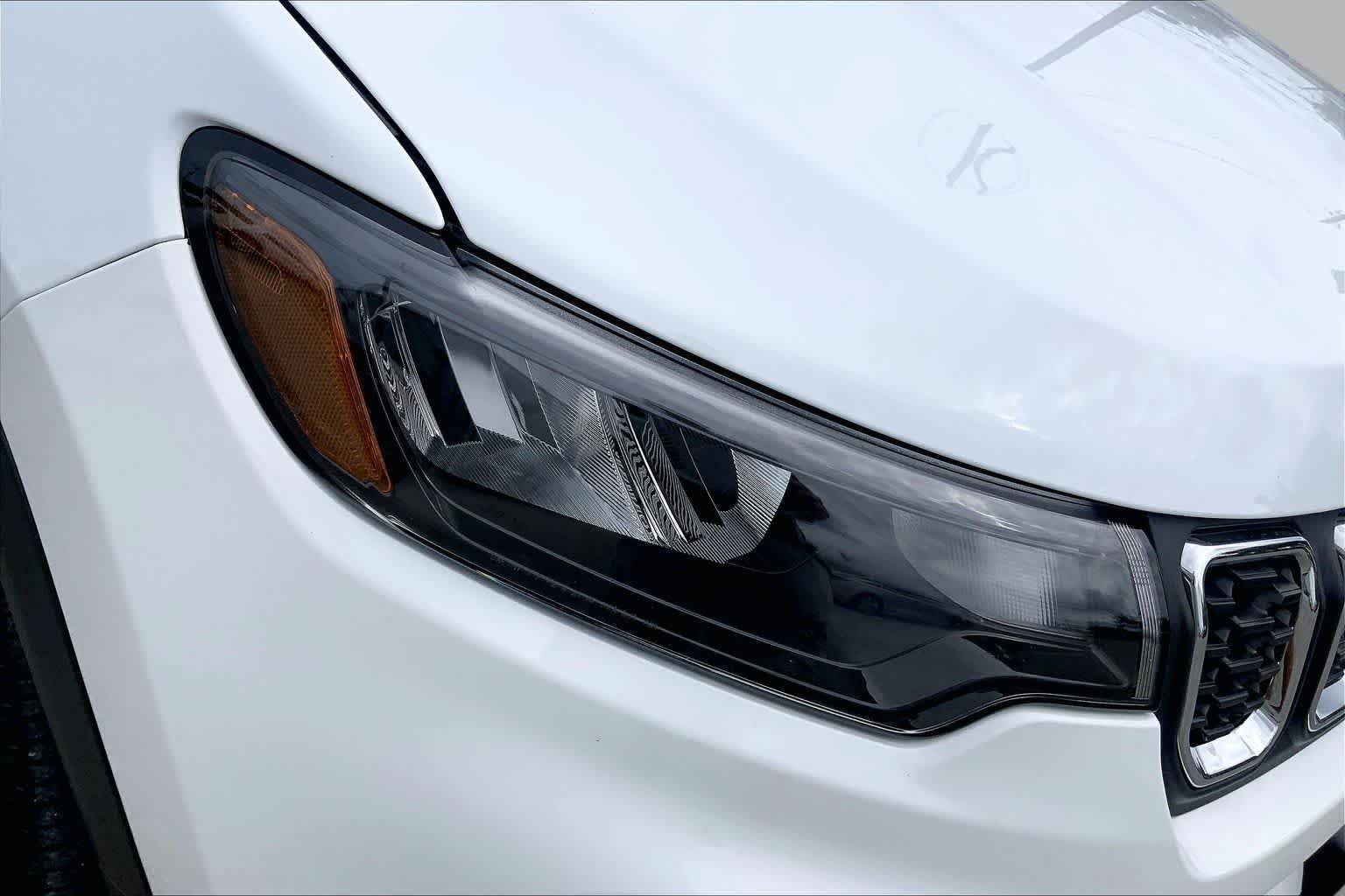Used 2024 Bright White Clearcoat Jeep Latitude Lux image 28