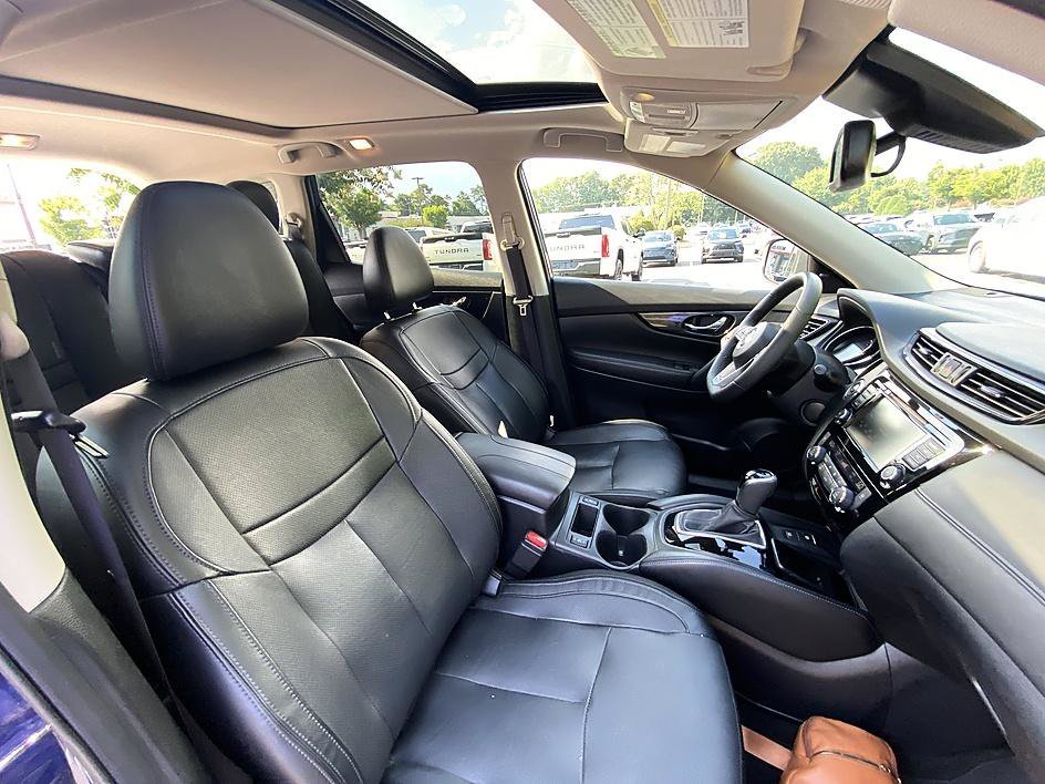 Used 2020 Caspian Blue Metallic Nissan SL image 23