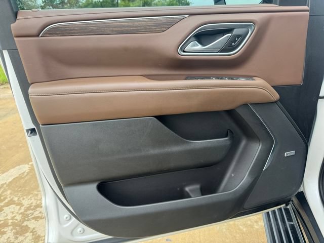 Used 2022 Iridescent Pearl Tricoat Chevrolet High Country image 4