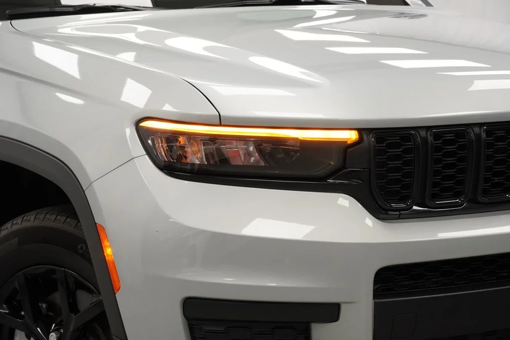 Used 2024 Silver Jeep Altitude X image 5