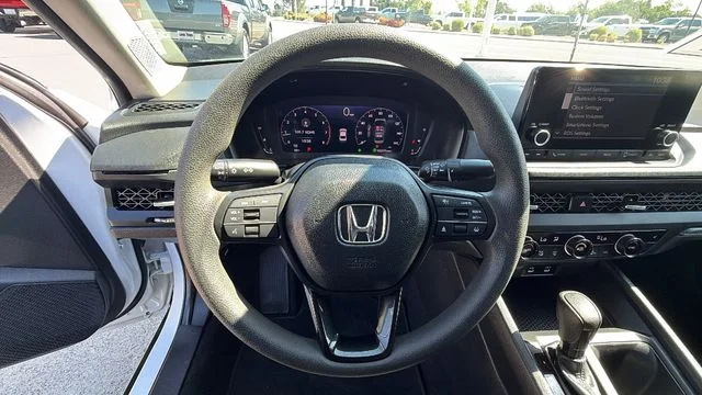 Used 2025 White Honda SE image 26
