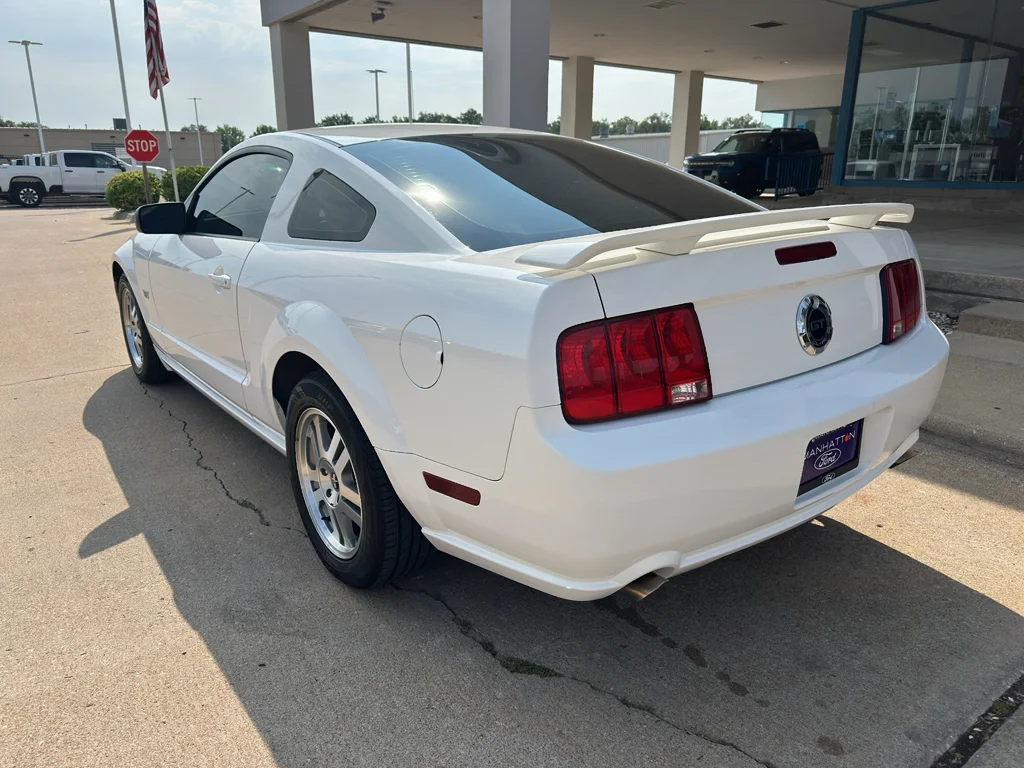 Used 2006 Performance White Clearcoat Ford GT Premium image 10