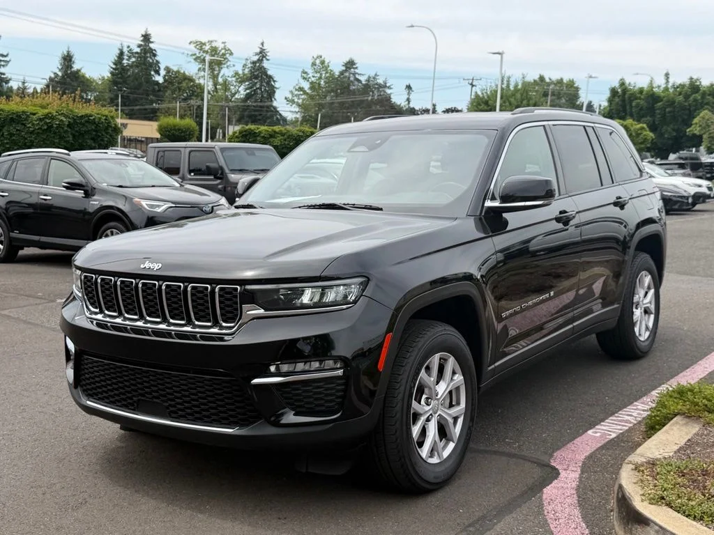 Used 2022 Diamond Black Crystal Pearlcoat Jeep Limited image 4