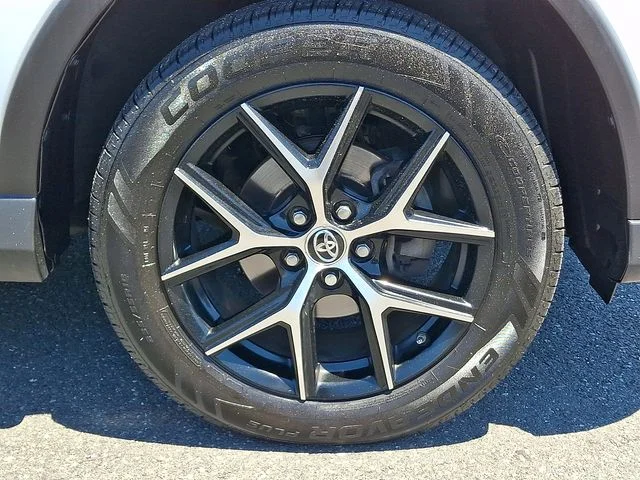 Used 2018 White Toyota SE image 9