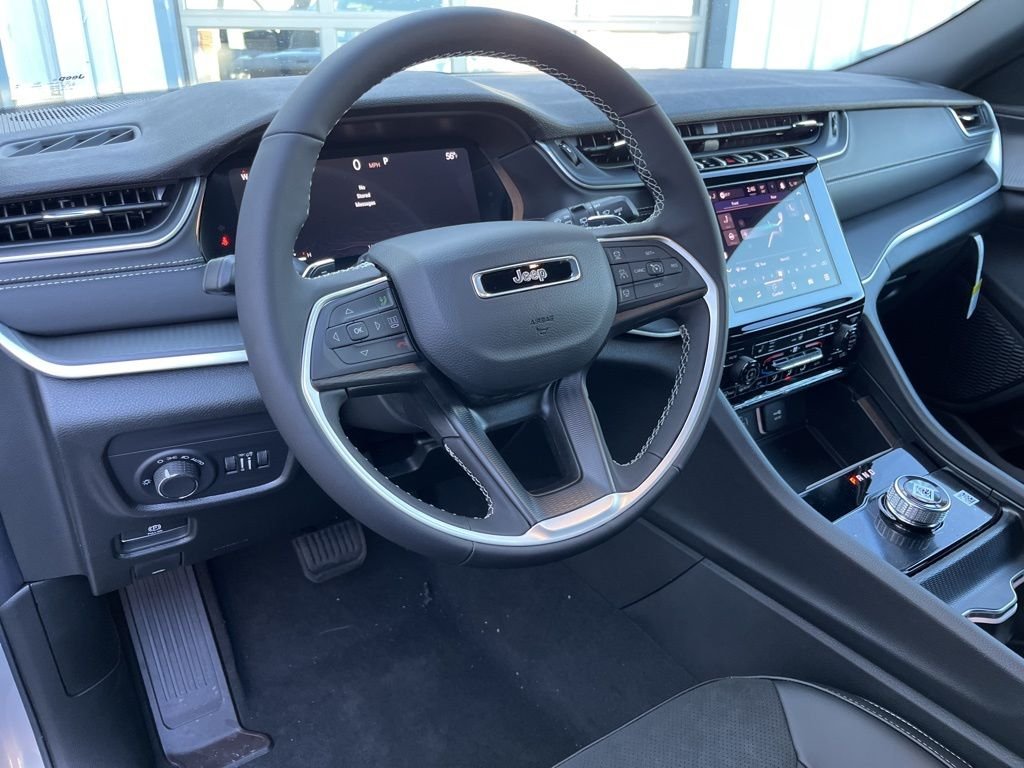 New 2025 Silver Zynith Exterior Paint Jeep Altitude X image 3