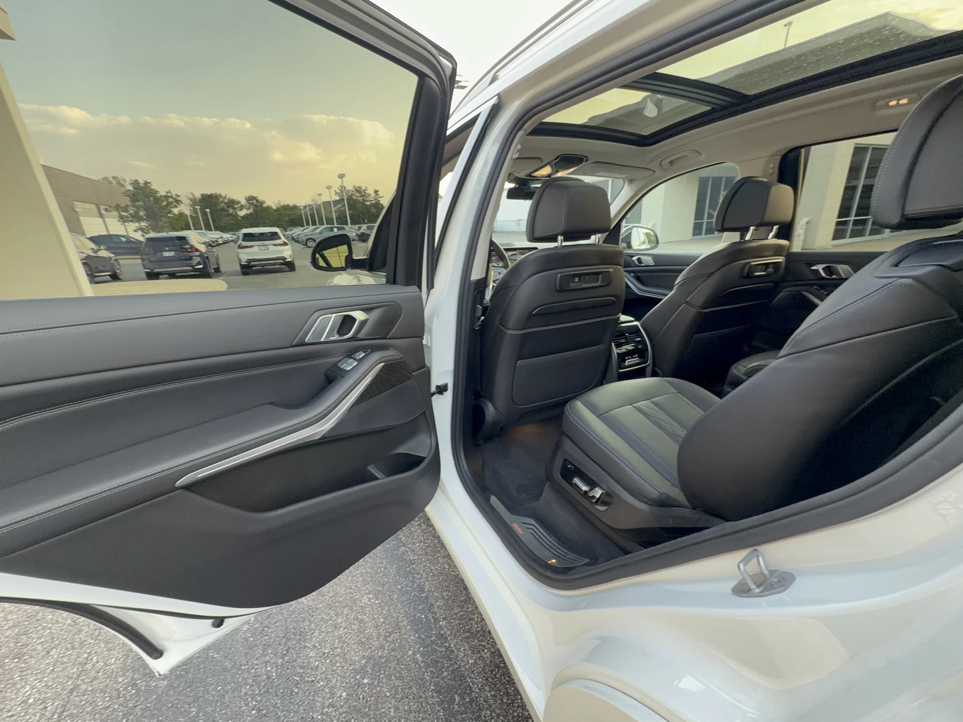 Used 2022 Alpine White BMW xDrive40i image 27