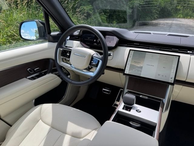 New 2026 Ostuni Pearl White Land Rover SE image 28