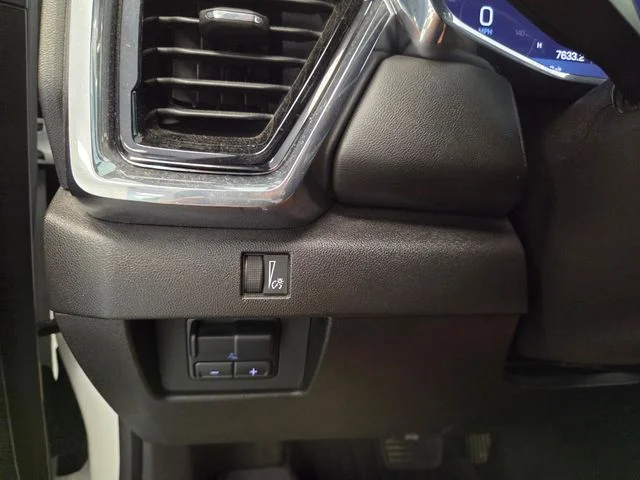 Used 2024 White GMC Elevation image 28