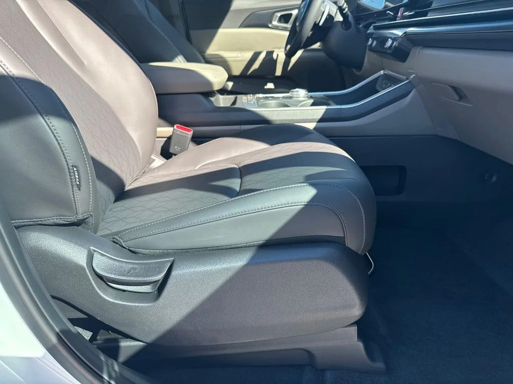 New 2025 White Kia LXS image 13
