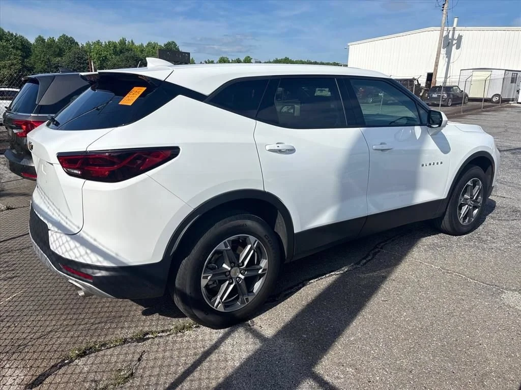 Used 2025 Summit White Chevrolet 2LT image 11