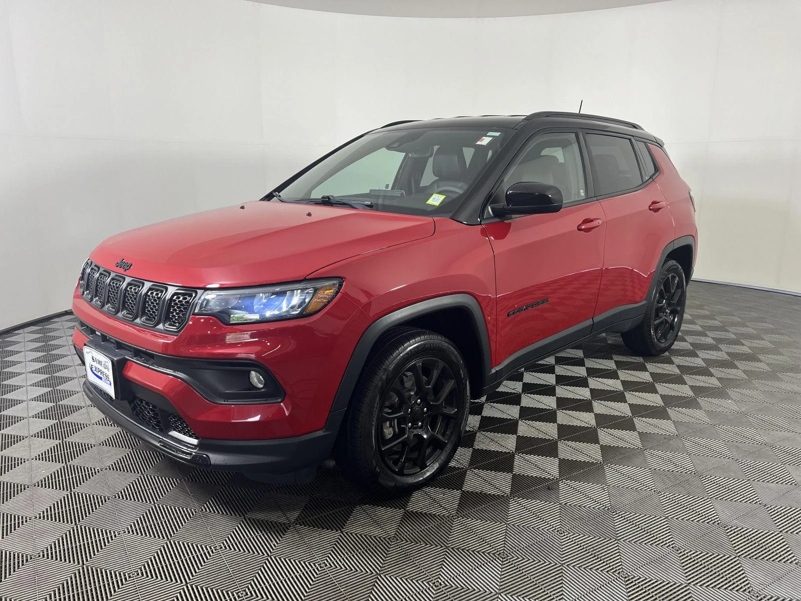 Used 2023  Jeep Altitude image 29