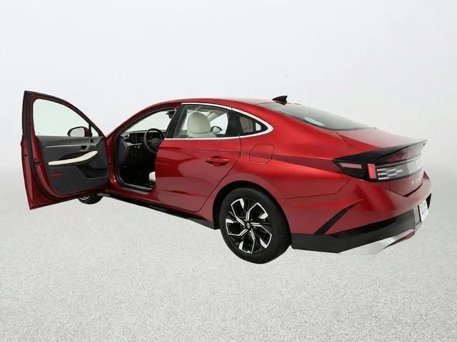 Used 2025 Red Hyundai SEL image 15