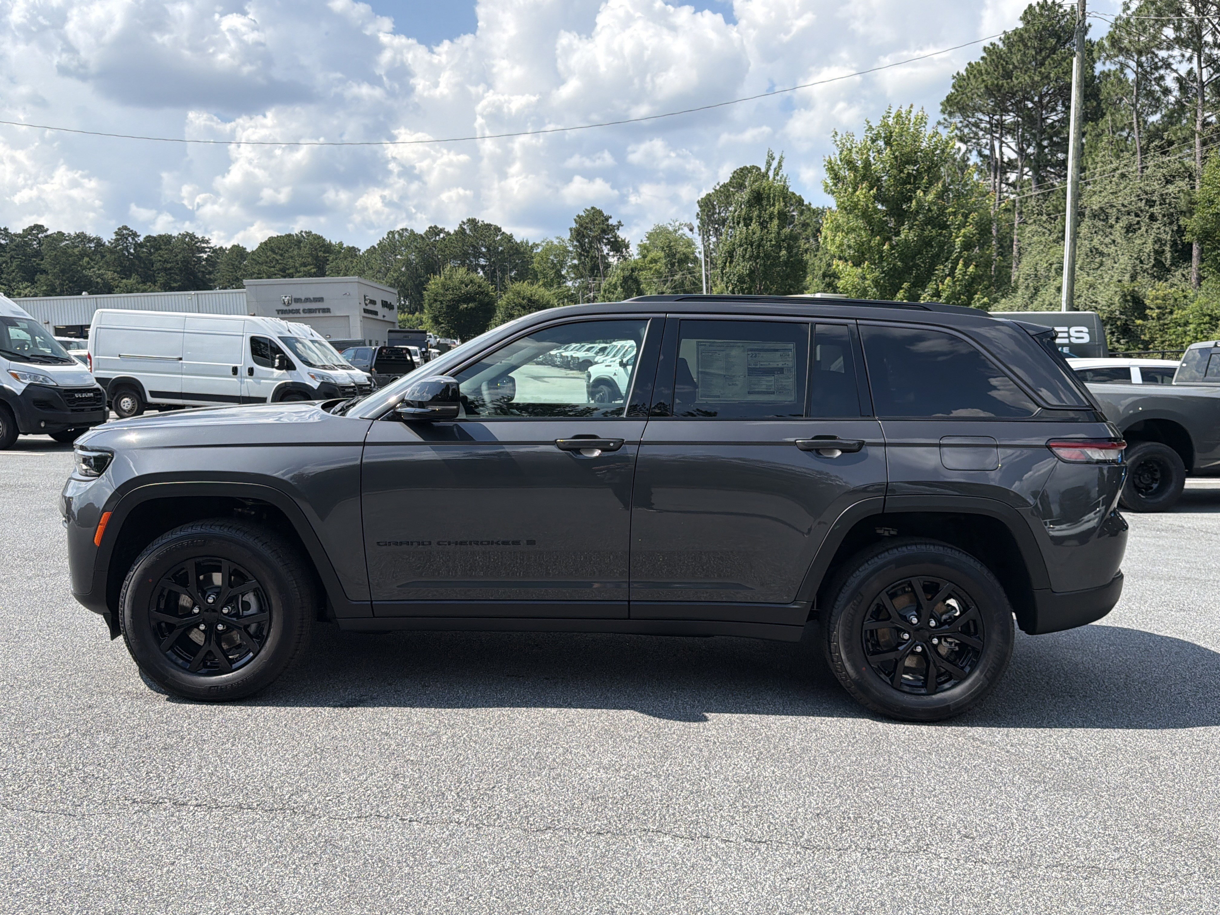 New 2026 Baltic Gray Metallic Clear-Coat Exterior Paint Jeep Altitude image 4