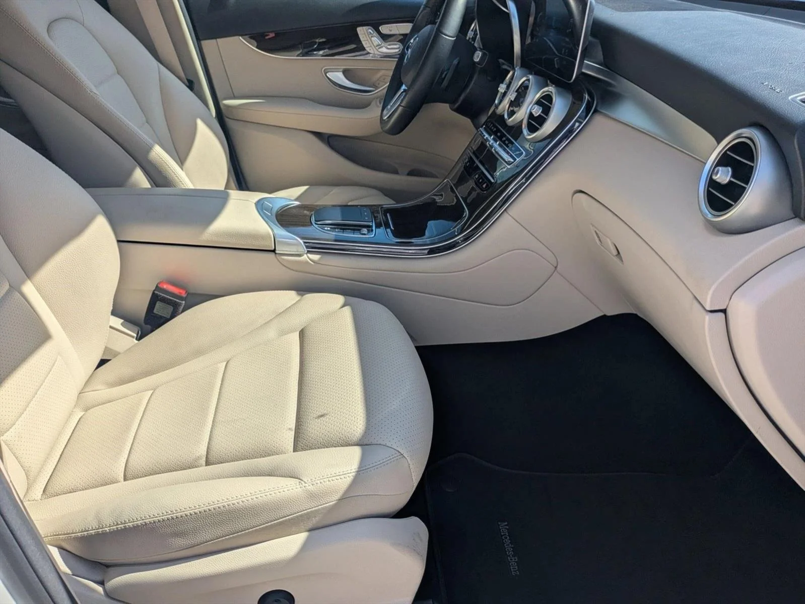 Used 2022 Polar White Mercedes-Benz GLC 300 image 20