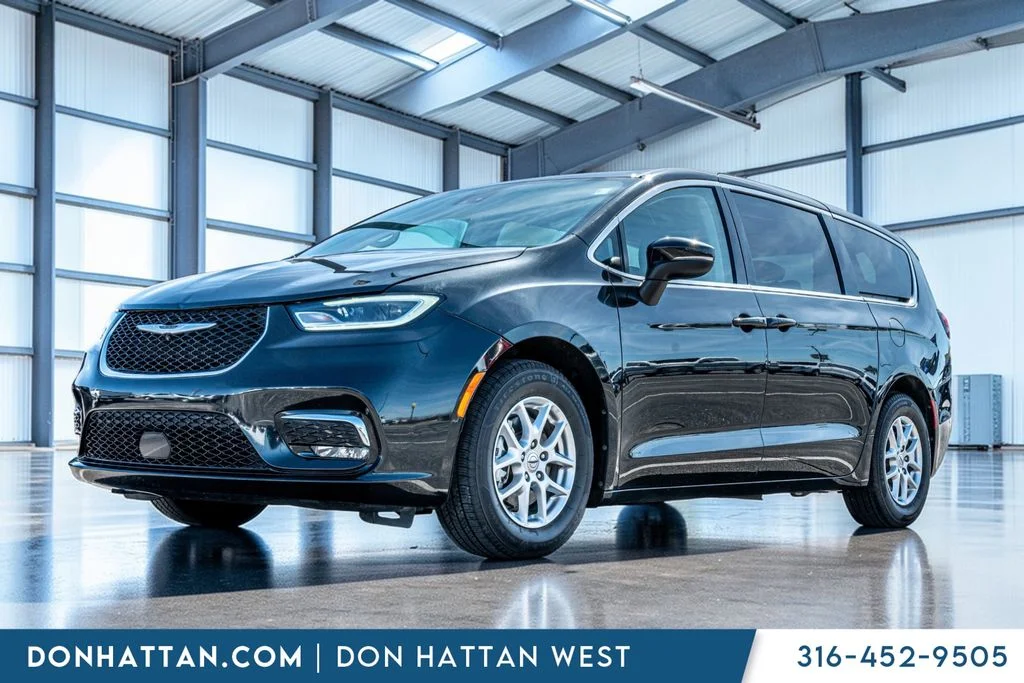 2023 Chrysler Pacifica Touring L's photo