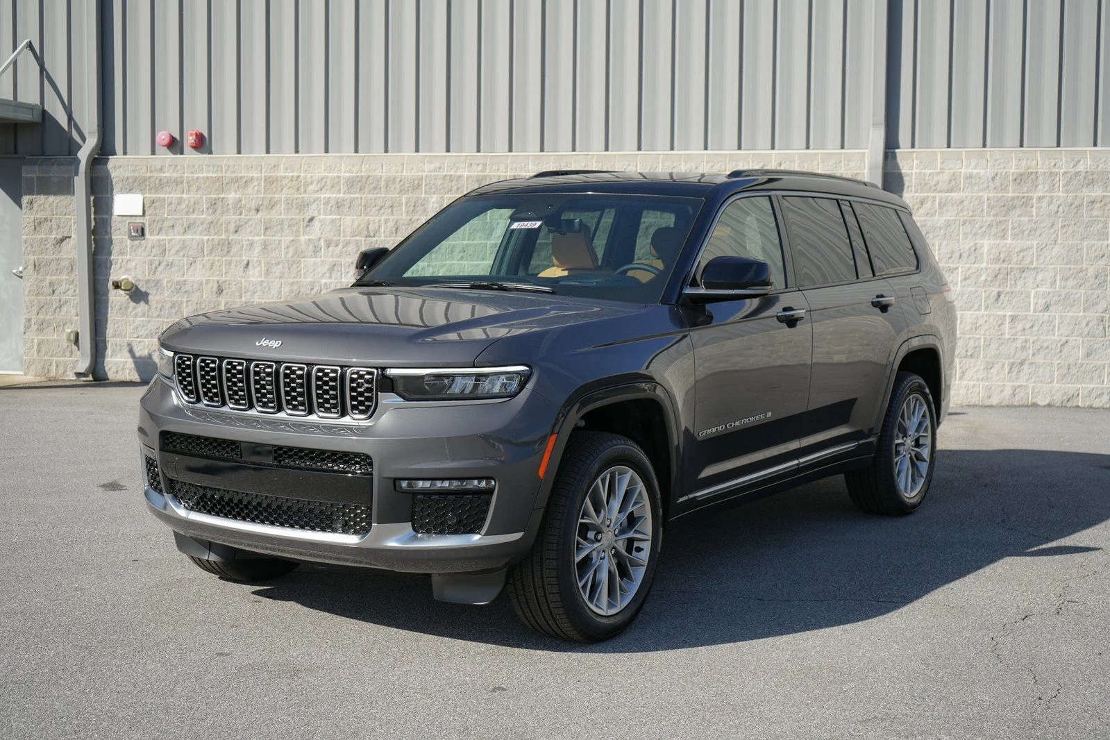 Used 2025 Gray Jeep Summit image 9
